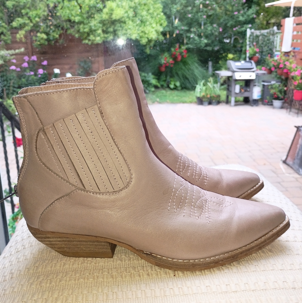 Anthropologie Silent D Poly Leather  Western Ankle Boots Size 38.New Condition